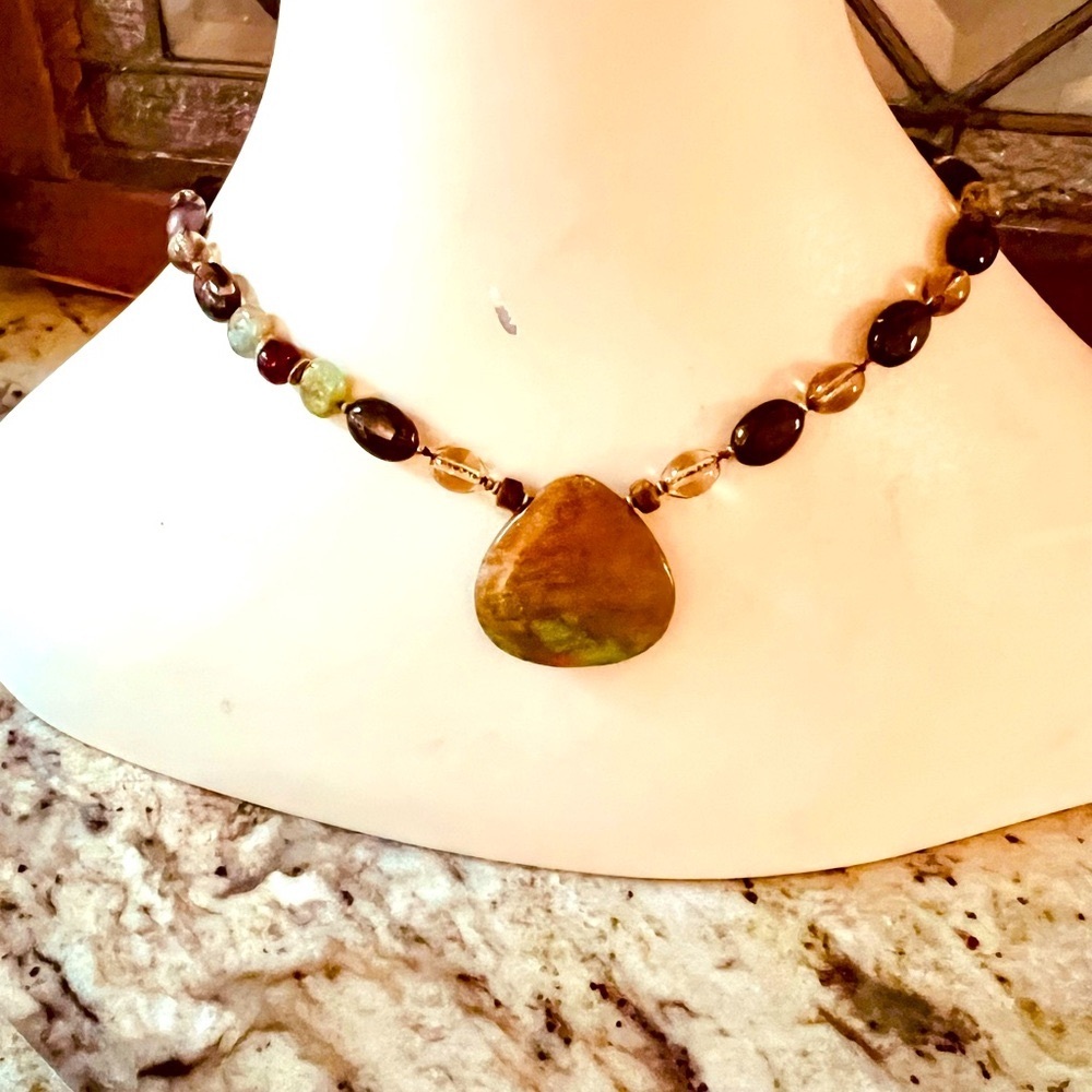 Beautiful necklace. Natural stones  Not  plastic 18”